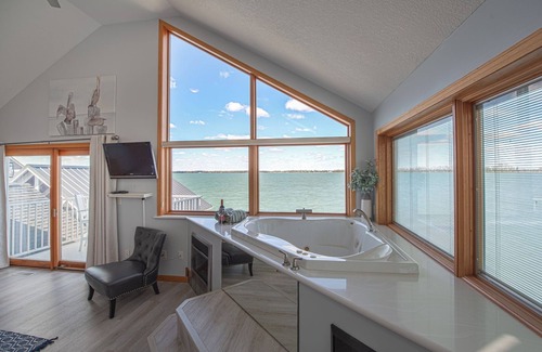 St. Marys House | Lake front 4-bedroom vacation home with pool and tiki bar!