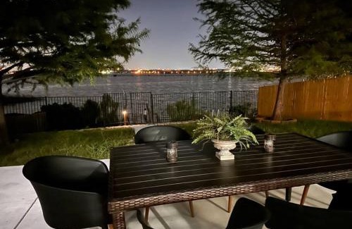 Grand Prairie House | Lake Front Home, around 15 minutes drive to AT&T and Epic Water