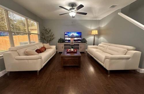 Grand Prairie House | Lake Front Home, around 15 minutes drive to AT&T and Epic Water