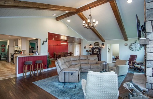 Longville Cabin | Lake Front Lodge, Leech Lake, with Multiple Cabins, Large Groups & Reunions