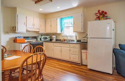 Logan Cottage | Lake Front Oasis: 3 bedroom + 2 bathroom cottage with fishing dock on Lake Logan