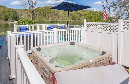 Logan Cottage | Lake Front Oasis: 3 bedroom + 2 bathroom cottage with fishing dock on Lake Logan