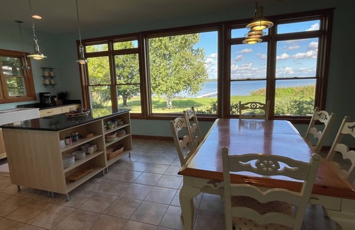 Lowry House | LAKE FRONT OASIS in SPACIOUS 5-bedroom home with WiFi/AC/Heat on Lake Reno