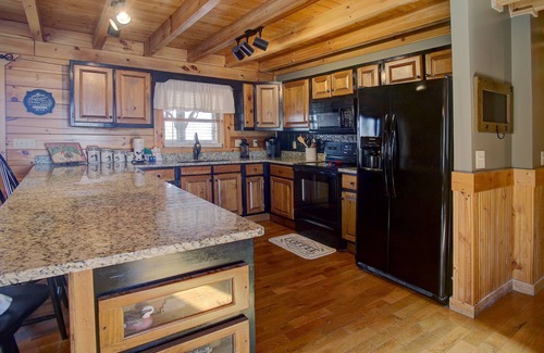 Seymour Cabin | Lake Front * Pool Table * Hot Tub