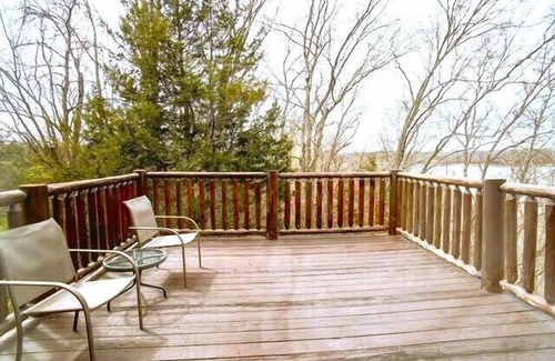 Seymour Cabin | Lake Front * Pool Table * Hot Tub