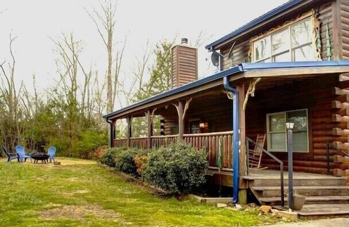 Seymour Cabin | Lake Front * Pool Table * Hot Tub