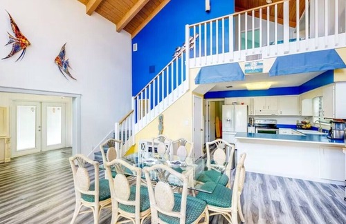 Putnam Hall House | LAKE FRONT PROPERTY WITH BEACH, DOCK AND GAME ROOM, 30 MIN TO GAINSVILLE