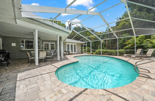 Lake Wales House | Lake Front! Spacious Home w/heated pool & kayaks