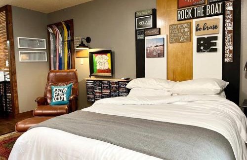 Boise House | Lake Front Studio with Kayaks Bikes near Greenbelt