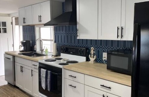 Davenport House | Lake Front with boat parking and easy access to the beach and marina