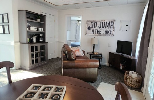 Waterloo Cottage | Lake Greenwood Guesthouse-Bring your boat and your pup!