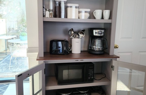 Waterloo Cottage | Lake Greenwood Guesthouse-Bring your boat and your pup!