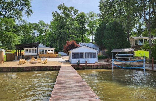 Waterloo Cottage | Lake Greenwood Guesthouse-Bring your boat and your pup!