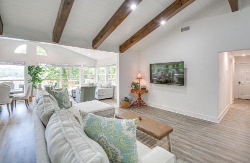 Mid America House | Lake Hamilton Views Hot Springs Family Home!