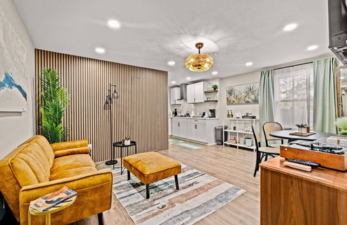 Conyers House | Lake Haven-Entire guesthouse with Hot Tub, Paddleboat, and Fishing!