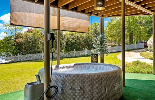 Conyers House | Lake Haven-Entire guesthouse with Hot Tub, Paddleboat, and Fishing!