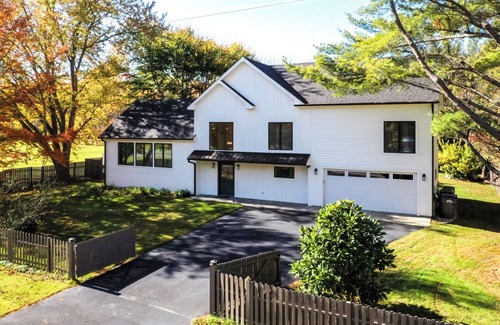 New Buffalo House | LAKE HOUSE RETREAT WITH HEATED POOL IN NEW BUFFALO, MI- GRAND OPENING FOR 2025