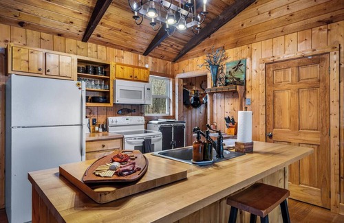 Mentone House | Lake Lahusage Front l Private Dock, Game Room