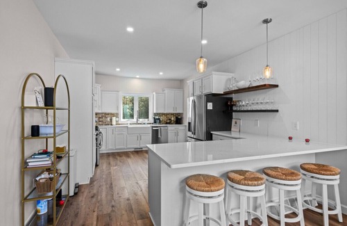 Arcadia House | Lake MI 8BR with Private Beach + Hot Tub