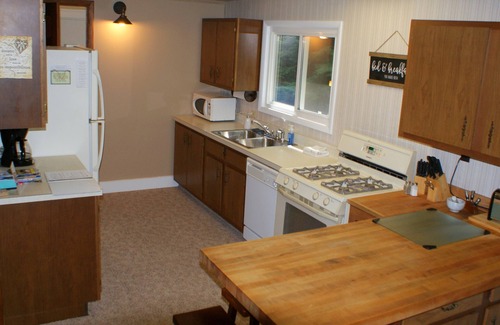 Shelby House | Lake MI Getaway: Relax-Unwind-Create Memories!