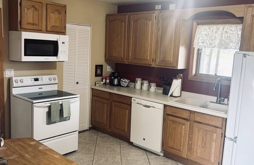 Scheller Cabin | Lake & Oaks Hideaway- Hidden Cabin on Private Lake