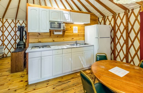 Oregon House Cabin | Lake of the Springs RV Resort