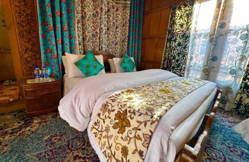 Dal Lake Hotel | Lake Palace Group Of House Boats