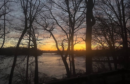 Warsaw Cottage | Lake Palestine Paradise. Charming 2-bedroom, 1-bath cottage in Warsaw.