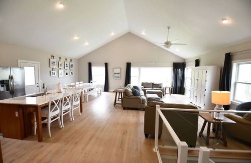 Pella Cottage | Lake Red Rock Cottage Retreat