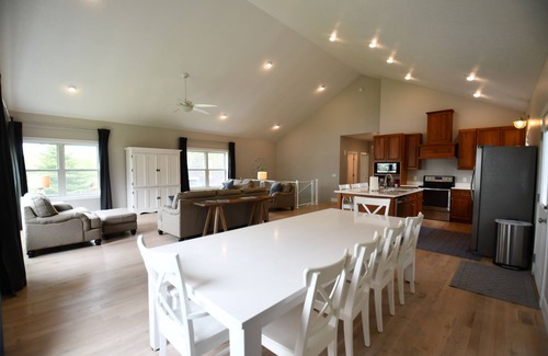 Pella Cottage | Lake Red Rock Cottage Retreat