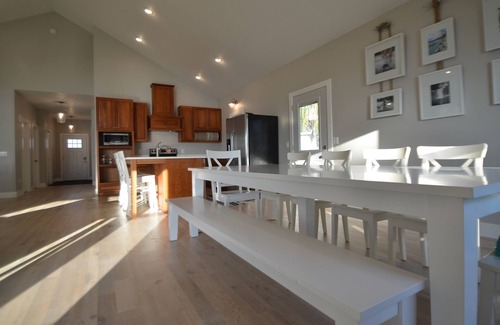 Pella Cottage | Lake Red Rock Cottage Retreat
