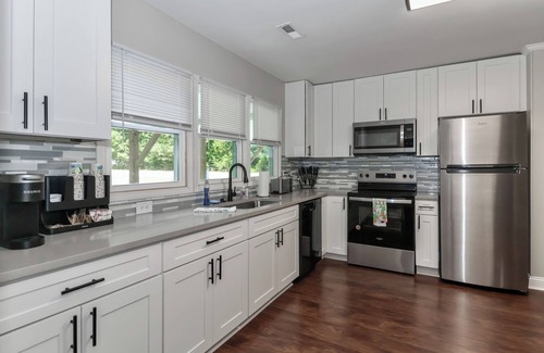 Mount Gilead House | Lake Tillery 7 Minutes to Marina! Sleeps 8, Large Deck with WiFi and AC