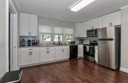 Mount Gilead House | Lake Tillery 7 Minutes to Marina! Sleeps 8, Large Deck with WiFi and AC