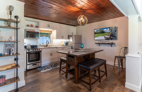 Mount Dora House | Lake Vibes Only ~ Intimate Lake Cottage in Mount Dora