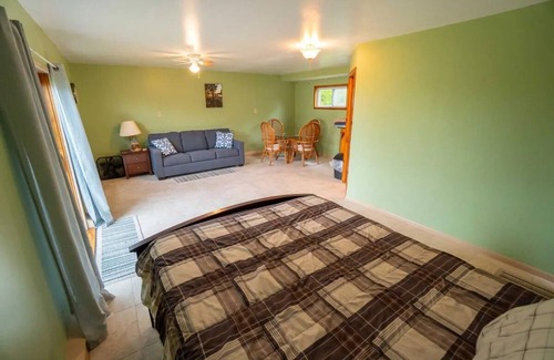 Sandusky Apartment | Lake view apartment w/amazing views & centrally located in the heart of Kelleys