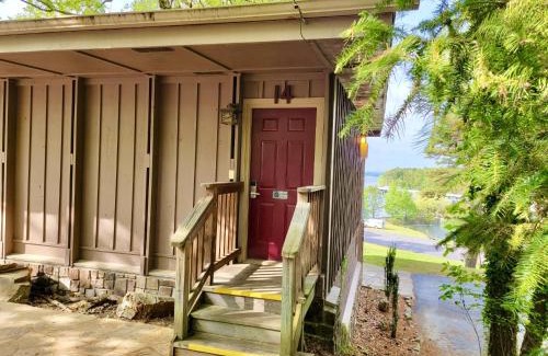 Mount Ida Hotel | Lake view queen guest room with two queens, sleeper sofa and patio overlooking Lake Ouachita, Hotel Room