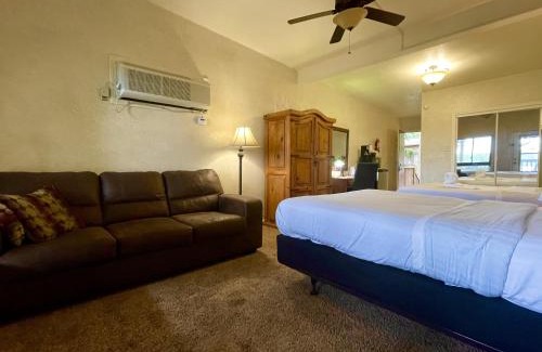 Mount Ida Hotel | Lake view queen guest room with two queens, sleeper sofa and patio overlooking Lake Ouachita, Hotel Room
