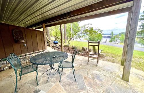 Mount Ida Hotel | Lake view queen Guest Room with two queens, sleeper sofa and deck overlooking Lake Ouachita, Hotel Room