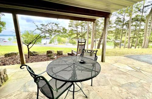 Mount Ida Hotel | Lake view queen Guest Room with two queens, sleeper sofa and deck overlooking Lake Ouachita, Hotel Room