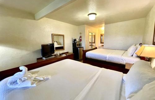 Mount Ida Hotel | Lake view queen Guest Room with two queens, sleeper sofa and deck overlooking Lake Ouachita, Hotel Room