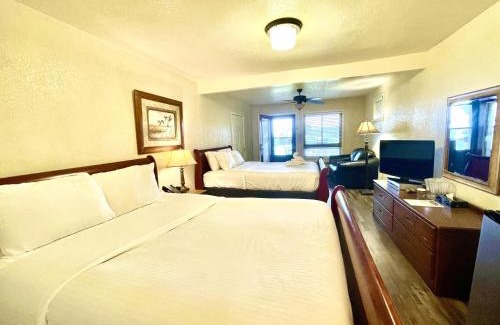 Mount Ida Hotel | Lake view queen Guest Room with two queens, sleeper sofa and deck overlooking Lake Ouachita, Hotel Room