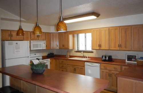 Mount Ida Cottage | Lake view three bedroom, three bath Harbor North luxury cottage with private hot tub overlooking Lake Ouachita. by RedAwning