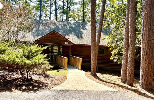Mount Ida Cottage | Lake view three bedroom, three bath Harbor North luxury cottage with private hot tub overlooking Lake Ouachita. by RedAwning