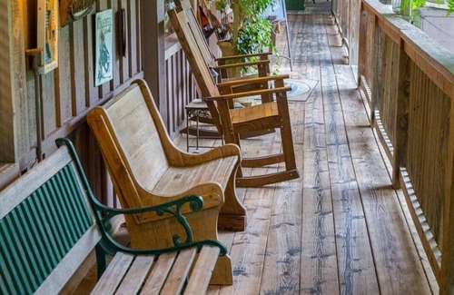 Mount Ida Cottage | Lake view three bedroom, three bath Harbor North luxury cottage with private hot tub overlooking Lake Ouachita. by RedAwning