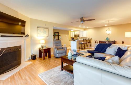 Village of Four Seasons Apartment | Lake Views and Screened Porch Ozarks Getaway!