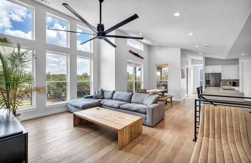 Point Venture House | Lake Views Huge Deck Entertainer’s Dream in Point Venture