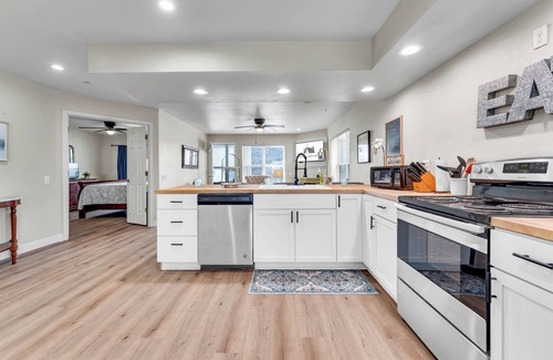 Table Rock Condo | Lake Views, Stylish, Clean and Large, Walk to Indoor and Outdoor Pool!