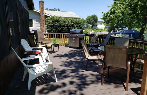 Syracuse Cottage | Lake Wawasee Pet-Friendly Cottage with Pontoon, Firepit, 3 decks, large lot