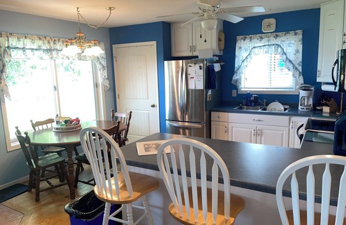 Black Wolf House | Lake Winnebago Water Front! Fishing! Boating! Quiet Bay! EAA!