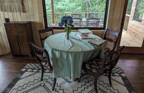 Samantha House | Lakefront 3BR Cabin Retreat